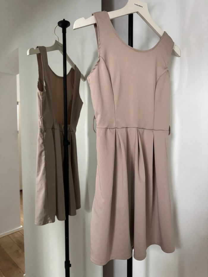 Robe courte beige élastique petite dos nu - photo numéro 2