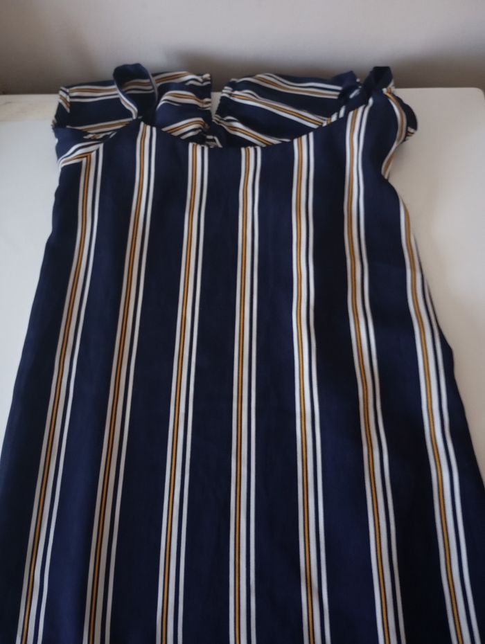 Dessus chemisier.16 ans . Manches courtes. Épaules dénudées. Polyester . Marine ,blanc et jaune .La Halle. Neuf - photo numéro 6