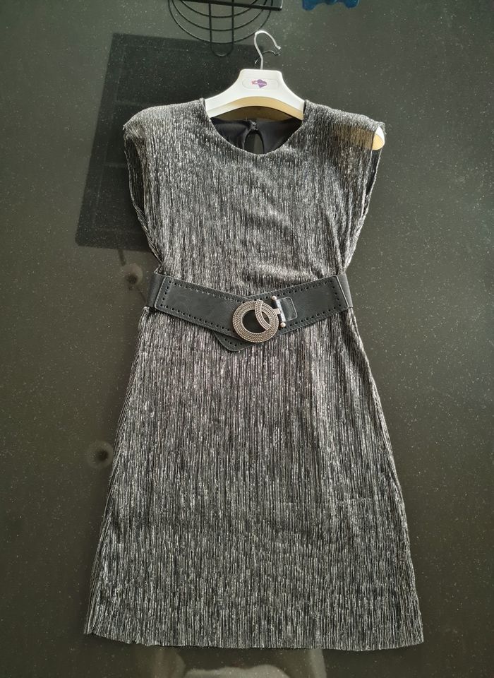 ● Taille M ● Robe argentée + ceinture