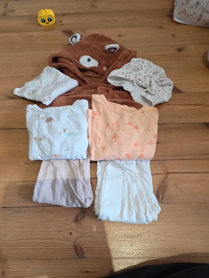 Lot de 5 vetements pour la nuit en 12 mois.