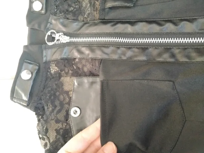 Robe noir similicuir et dentelle - photo numéro 4