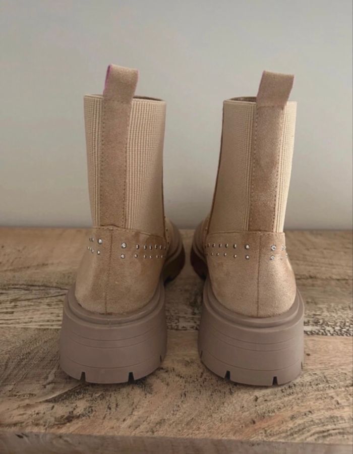 Bottines tendances à clous et élastique VW. - photo numéro 5