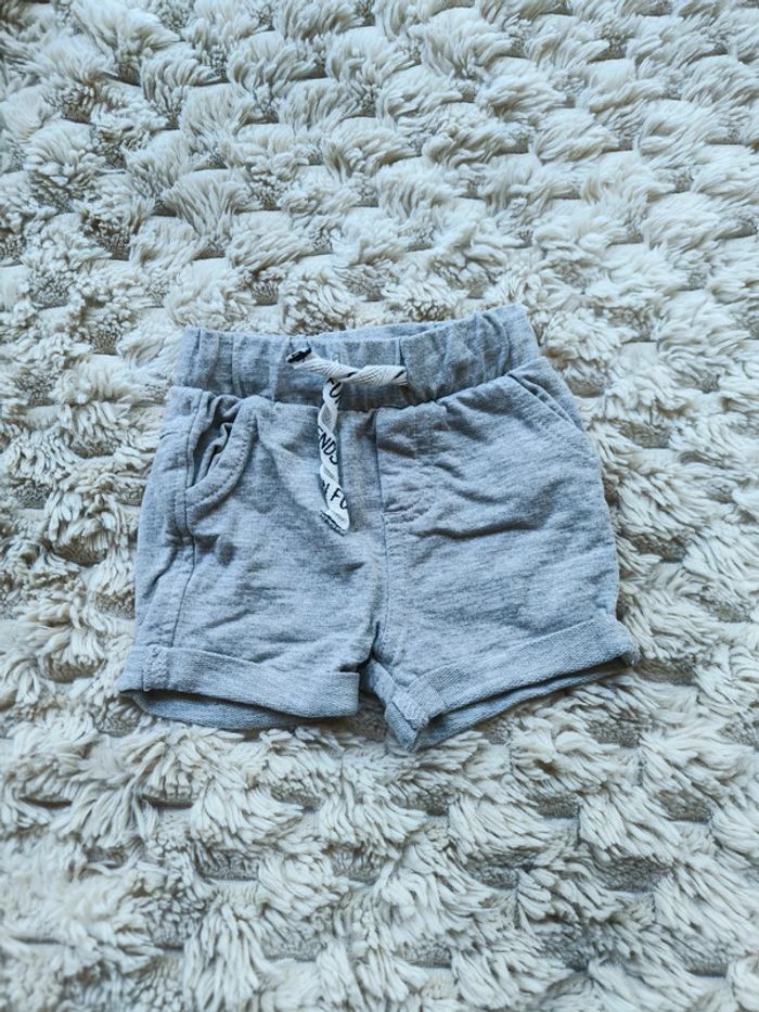 Short gris bébé