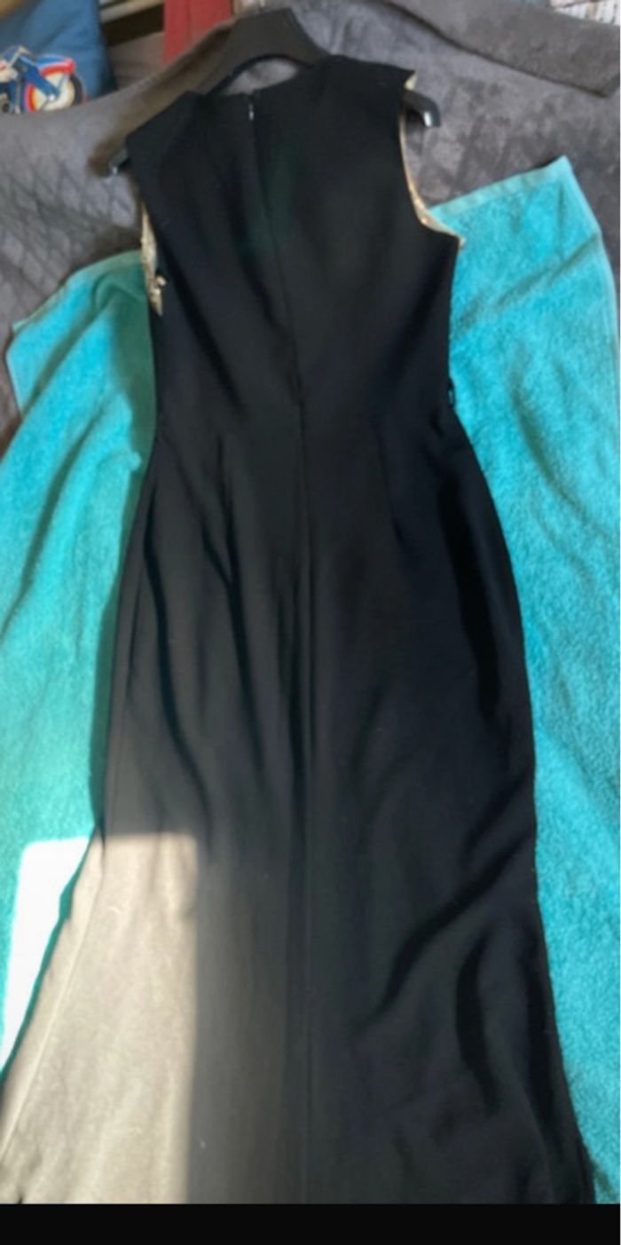 robe soirée 38 sequin doré et noir ouverte sur une jambe