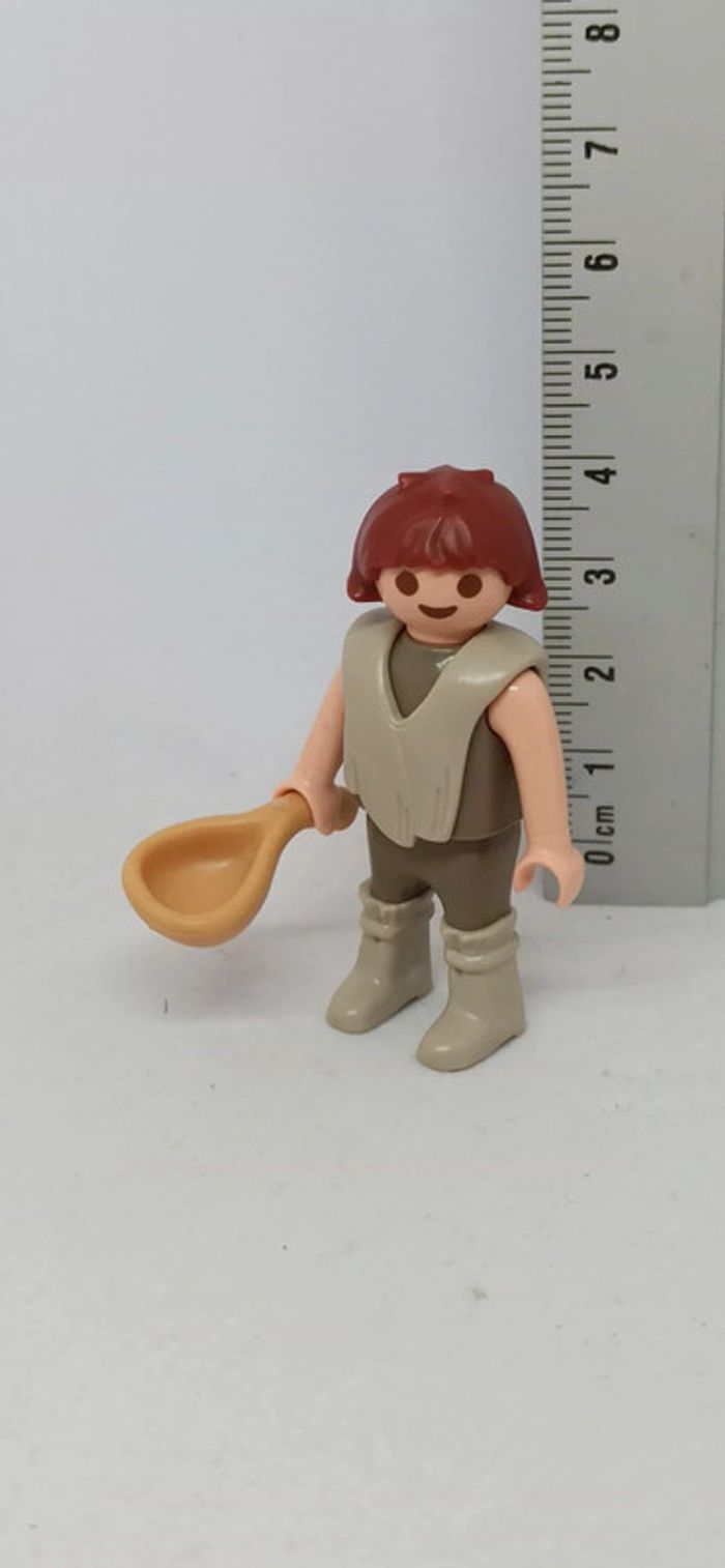 Enfant fille de cromagnon avec cuillère playmobil