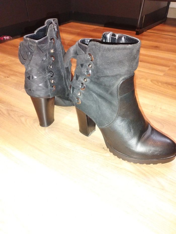 Belles bottes a talons - photo numéro 2