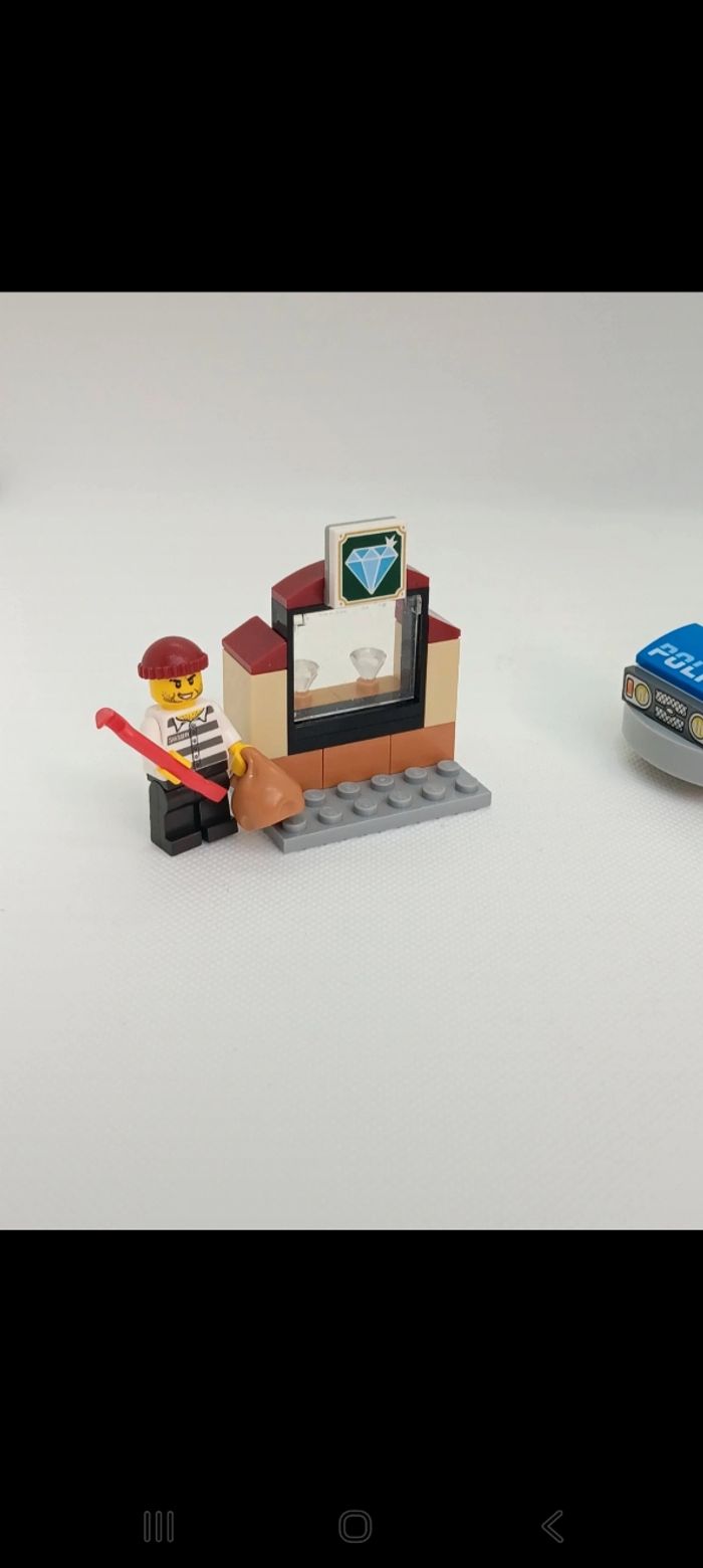 Figurine LEGO city 60241 L’unité cynophile de la Police
Complet - photo numéro 2