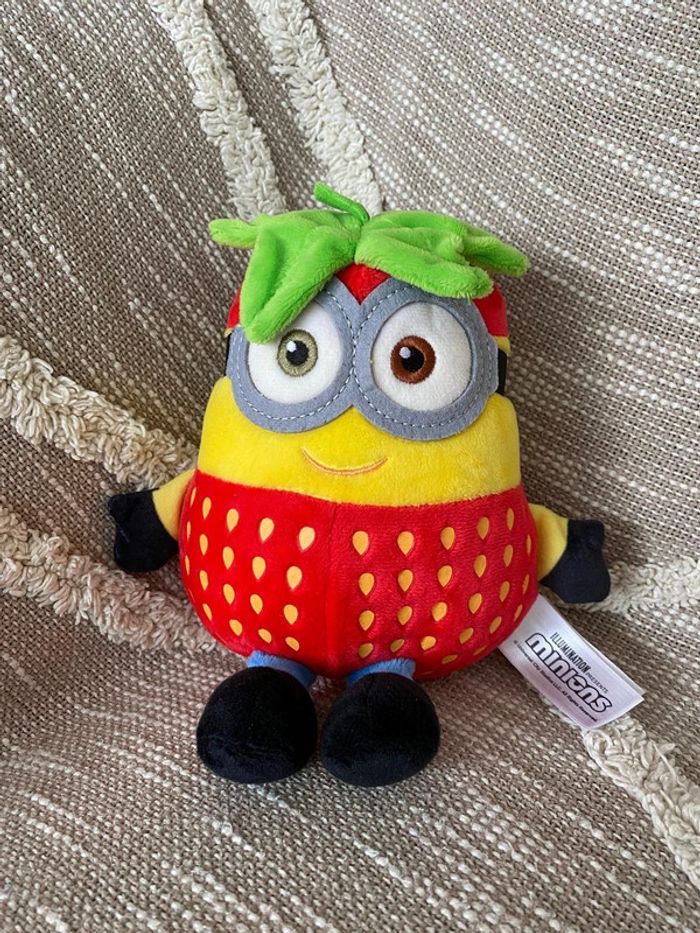 Peluche doudou 25cm Moi moche et méchant les minions jaune fraise rouge très bon état