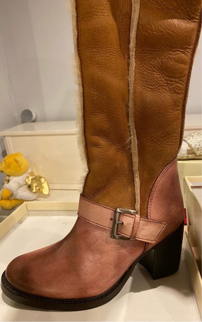 BOTTES ELIZABETH STUART NEUVES Bottes à talons Lude marron clair et beige talon : 7.5 cm - tige: 38 cm - T. 37 À vendre dans leur boite  VALEUR : 225E A VENDRE : 80e