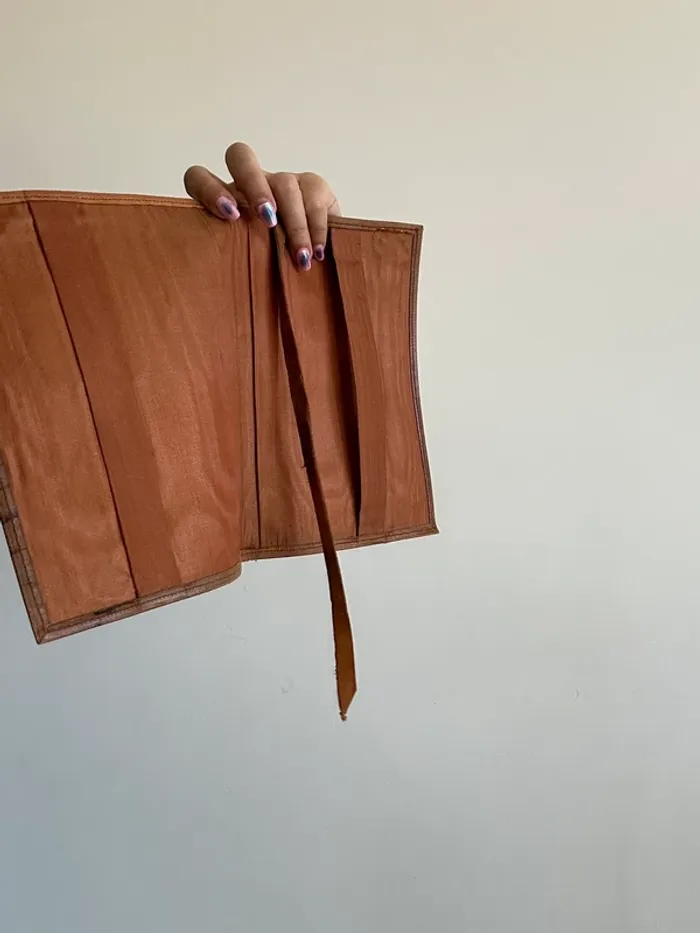 Protège livre vintage en cuir marron à motifs - photo numéro 4