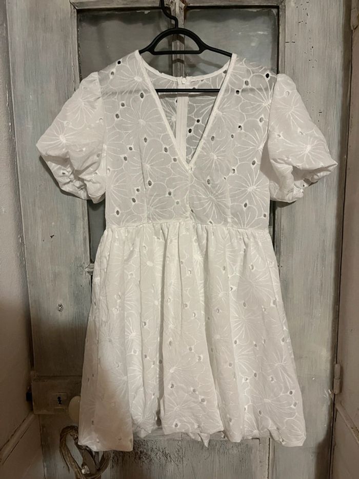 Petite robe en broderie anglaise