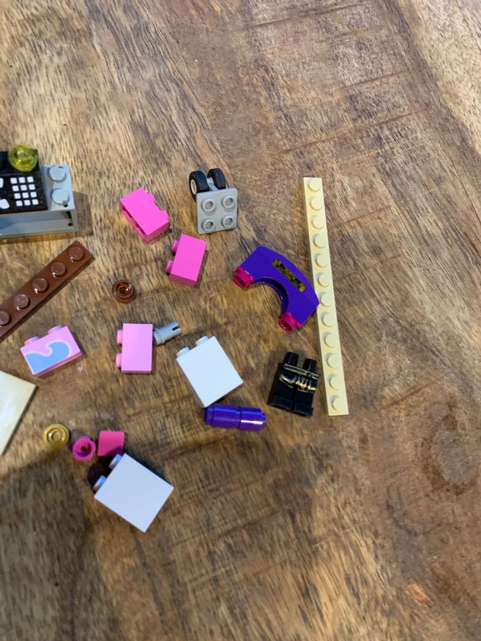 Petit lot de lego dont jambe et téléphone roue - photo numéro 3