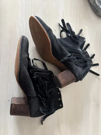 Bottines daim franges clous