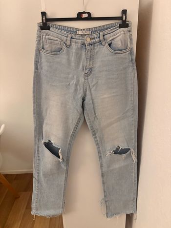 Jeans droit avec fente et trou