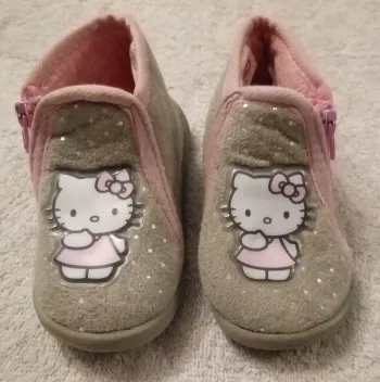 Chaussons Hello Kitty taille 20 (réf perso 18)(familleac72)