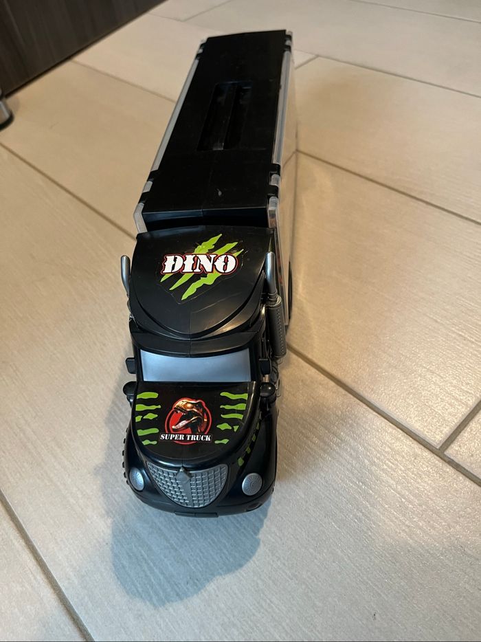 Camion de transport et 12 mini dinosaures