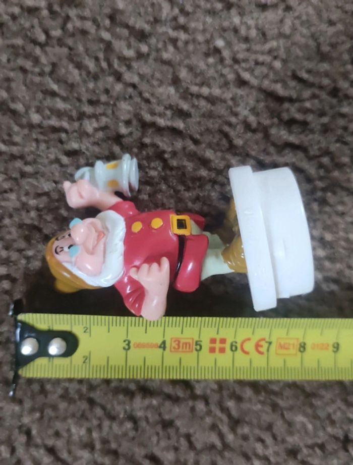 figurine prof sur socle smarties (disney) 7 nains - photo numéro 3