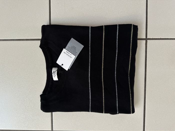 Pull léger noir avec fines rayures argentées et dorées taille 36 Marque : JDY - photo numéro 6