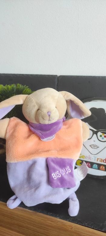Marionnette lapin Bisous DC2784 violet orange doudou compagnie marron fleur