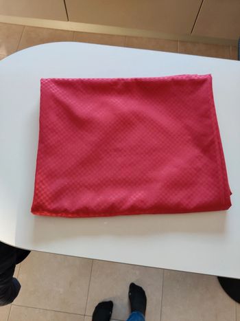 Nappe rouge et serviettes