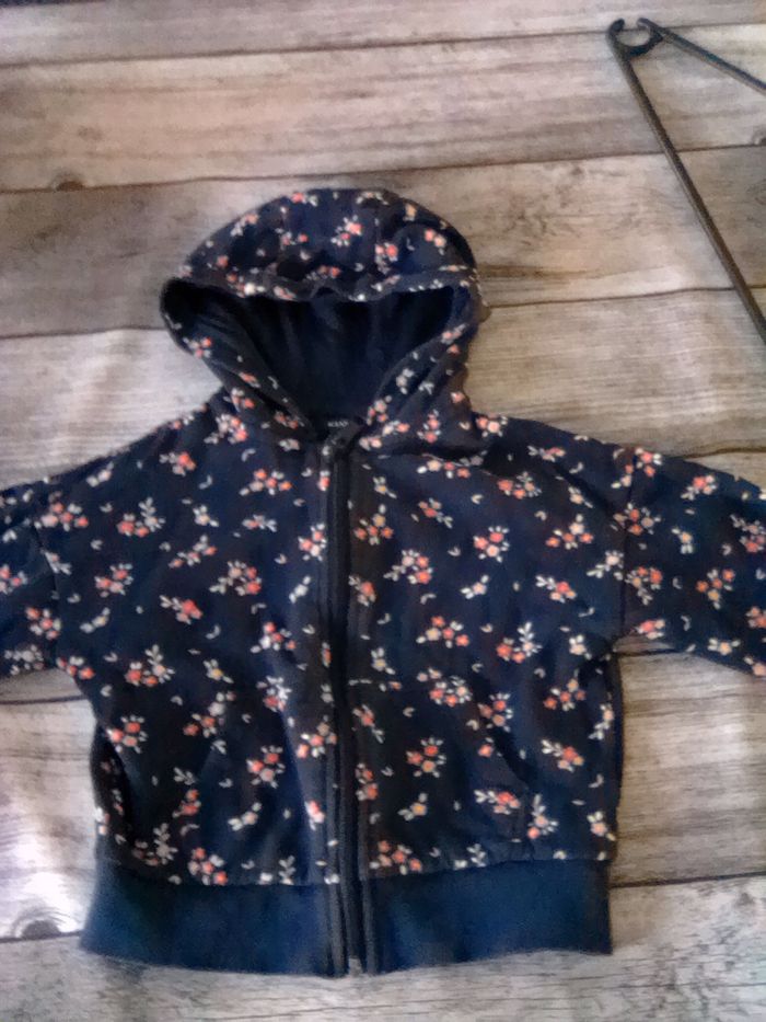 VESTE A CAPUCHE TAILLE 6 ANS