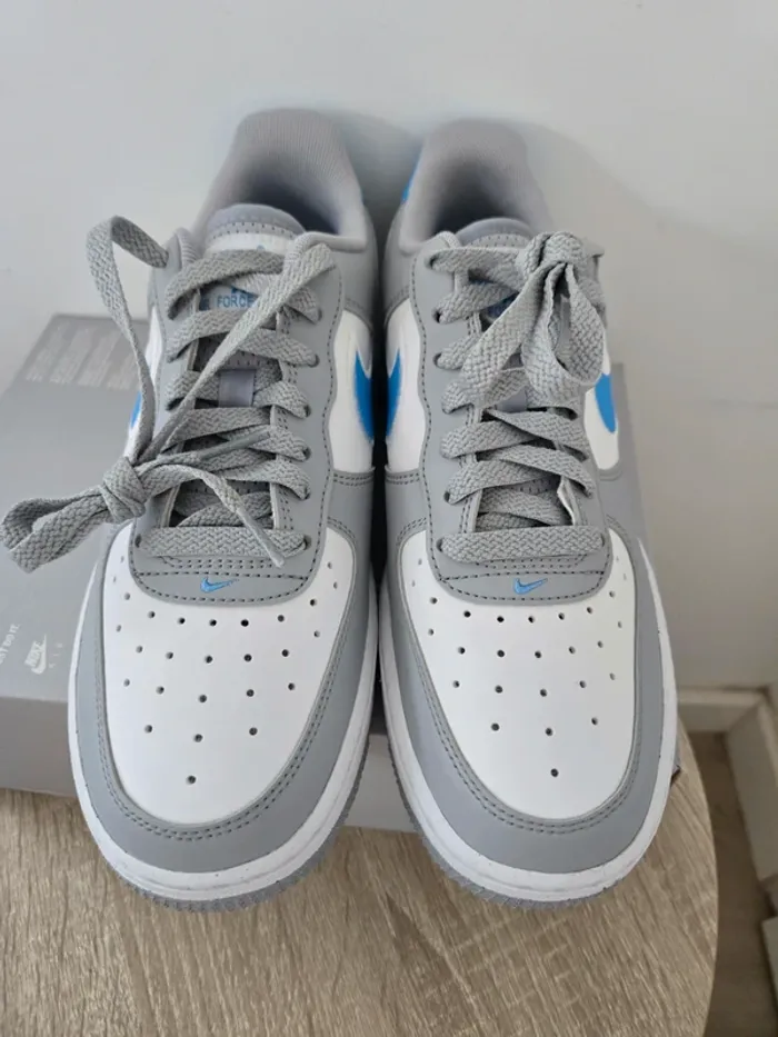 Nike air force 1 taille 38,5 neuves blanc gris bleu - photo numéro 5
