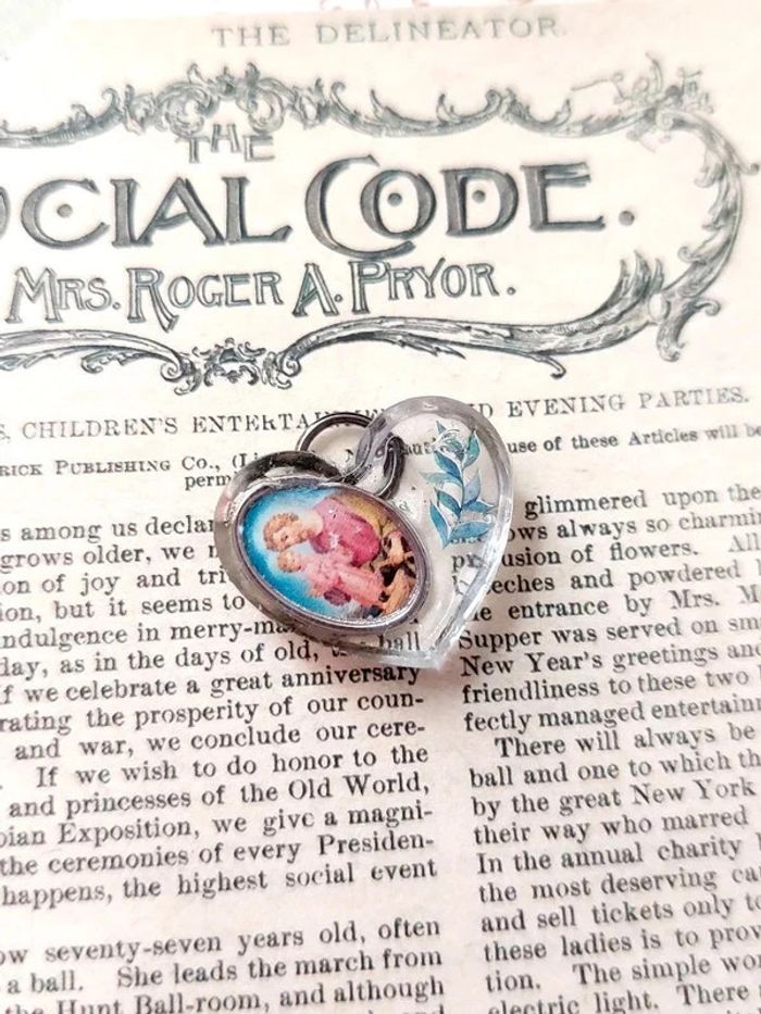 Magnifique petit pendentif en résine, cœur avec médaille religieuse de saint