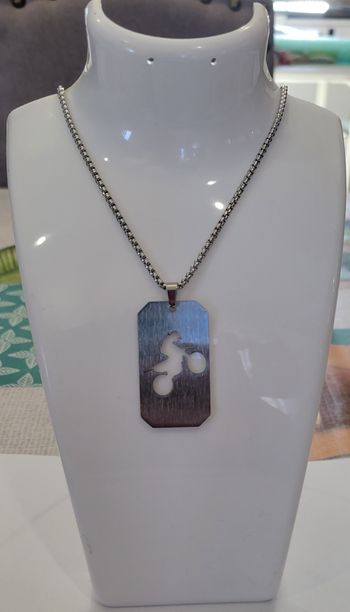 COLLIER PLAQUE MOTO ARGENTEE ! NEUF !