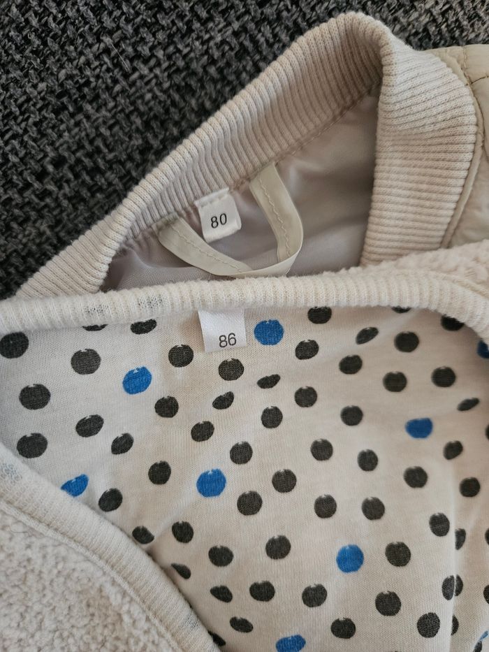 Lot doudoune et veste beiges sans manches 18 mois - photo numéro 3