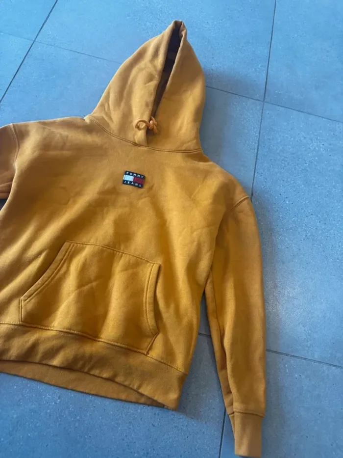 Sweat Tommy jeans couleur moutarde, bon état mais petite trace, taille XS - photo numéro 2