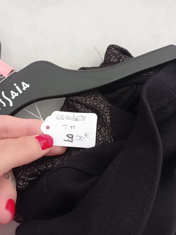 Magnifique robe noire habillée avec doré brillant col et épaules T.M Pull&Bear - photo numéro 11