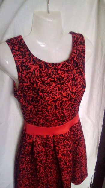 Robe rouge avec motifs noir velours
