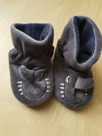 Chaussons naissance isotoner comme neufs