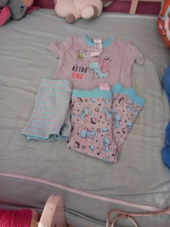 Ensemble 3 pièces Tee-shirt  short et pantalon  18 24mois neuf