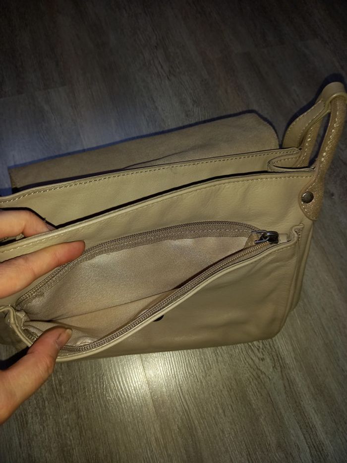 sac bandoulière lancaster en cuir beige et doré - photo numéro 4