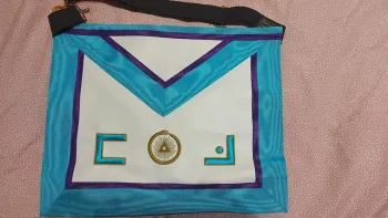 Tablier maitre Memphis ,brode main fils d'or, ceinture élastique.39x31 cm