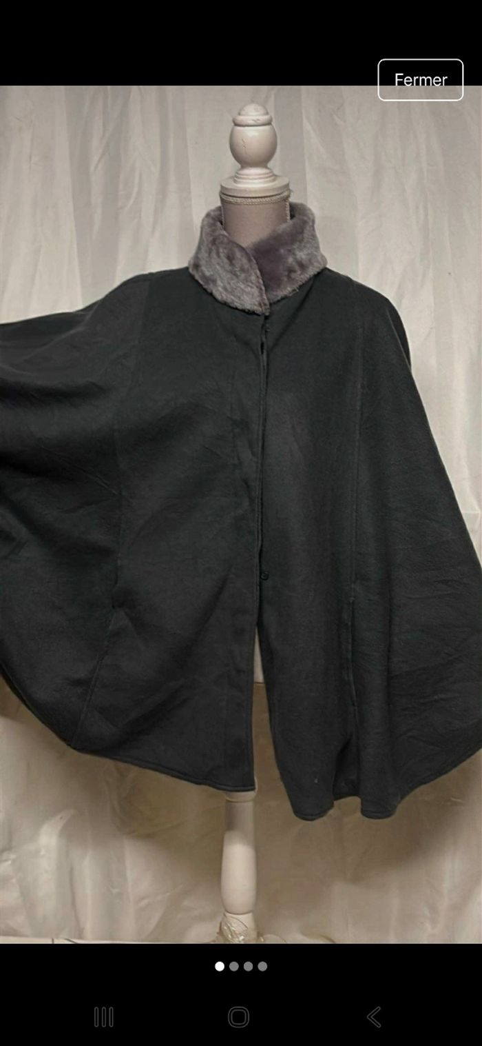 Manteau cap grise avec col en fausse fourrure.