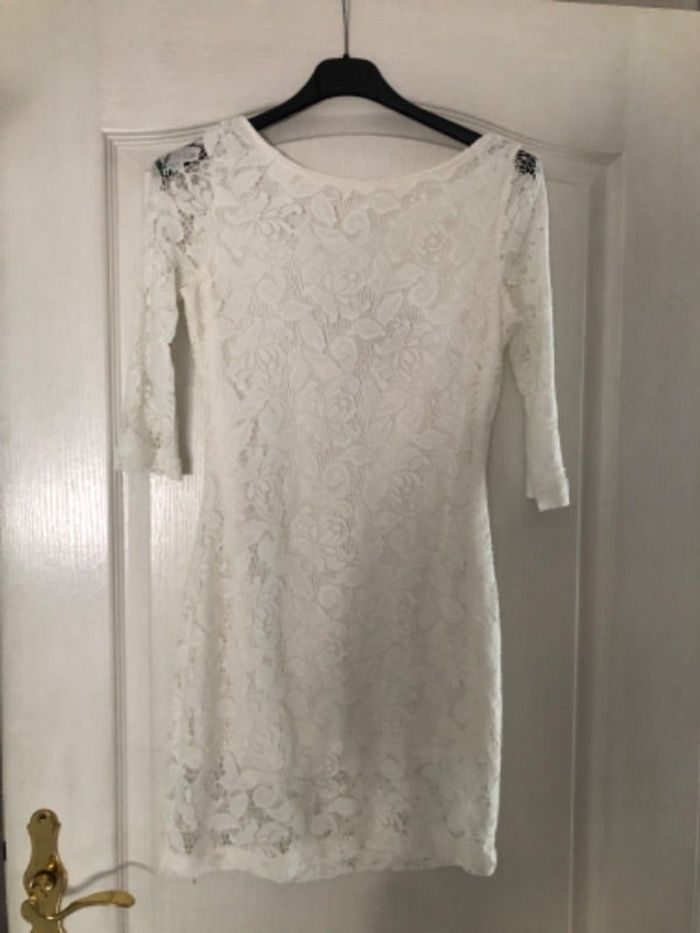 Robe blanche effet dentelle