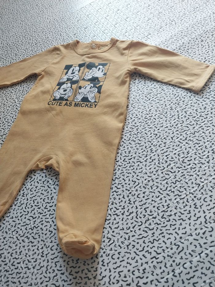 Pyjama Disney Baby Mickey 3 mois “Cute as Mickey” - photo numéro 2