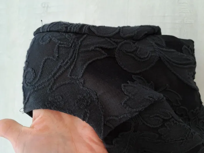Robe Mango noire - broderie - taille S - élégante - doublure - épaulettes - photo numéro 7