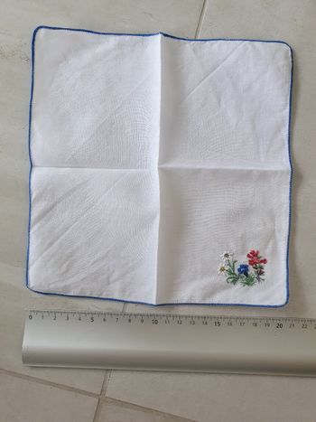 Mouchoir en tissu brodé main