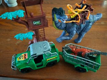 Dinosaure et véhicule