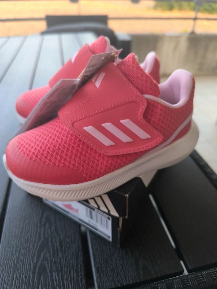 Basket adidas fille, taille 26 , scratch, neuve , idée cadeau