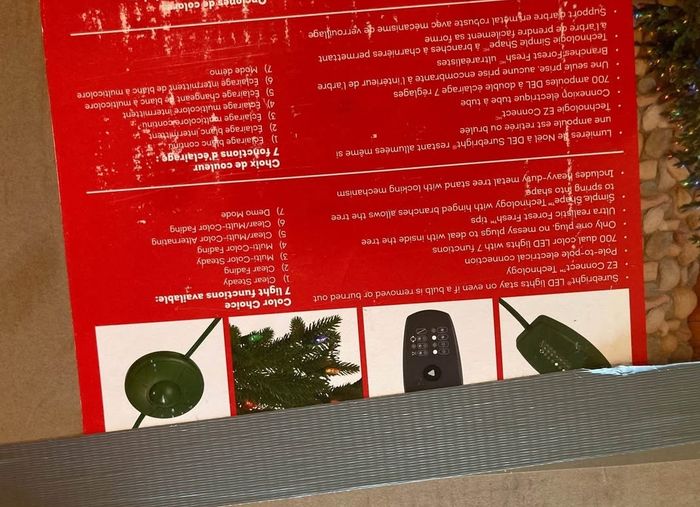 Sapin artificiel Aspen pré-illuminé de 2,3 m (7,5 pi) avec 700 lumières DEL SureBright à effets - photo numéro 3