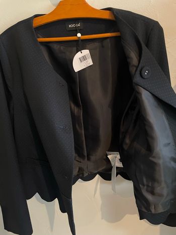 Veste noire avec petite touche bleue dans l’imprimé 