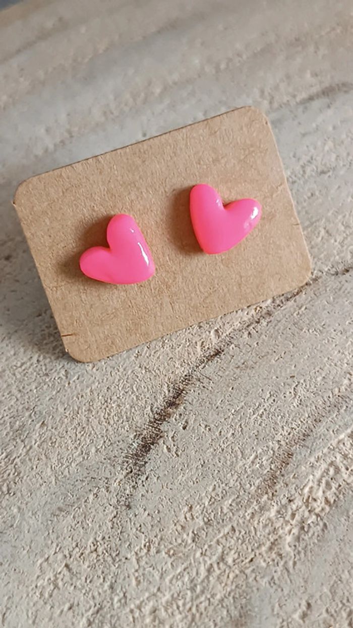 Jolies puces d'oreilles en polymère