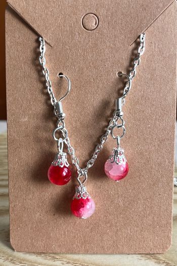 Collier et boucles d’oreilles perle rouge