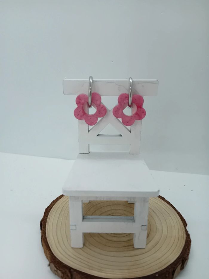 Boucles d'oreilles anneaux petites fleurs rose résine