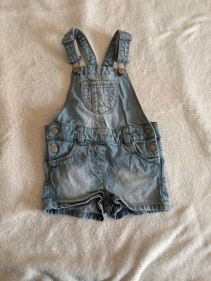 Salopette courte en jean clair Kiabi – Taille 3 ans (90-97 cm) - photo numéro 2