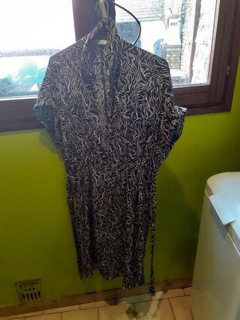 Robe noire et blanche